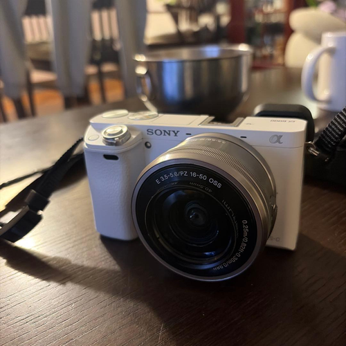 Sony Mirrorless Interchangeable Lips 6000