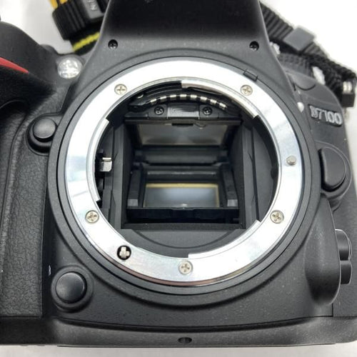 Nikon Digital Slr D7100 18-105Vr Af-S Dx Nikkor 18-105Mm F/3.5-5.6G Ed Vr 2013
