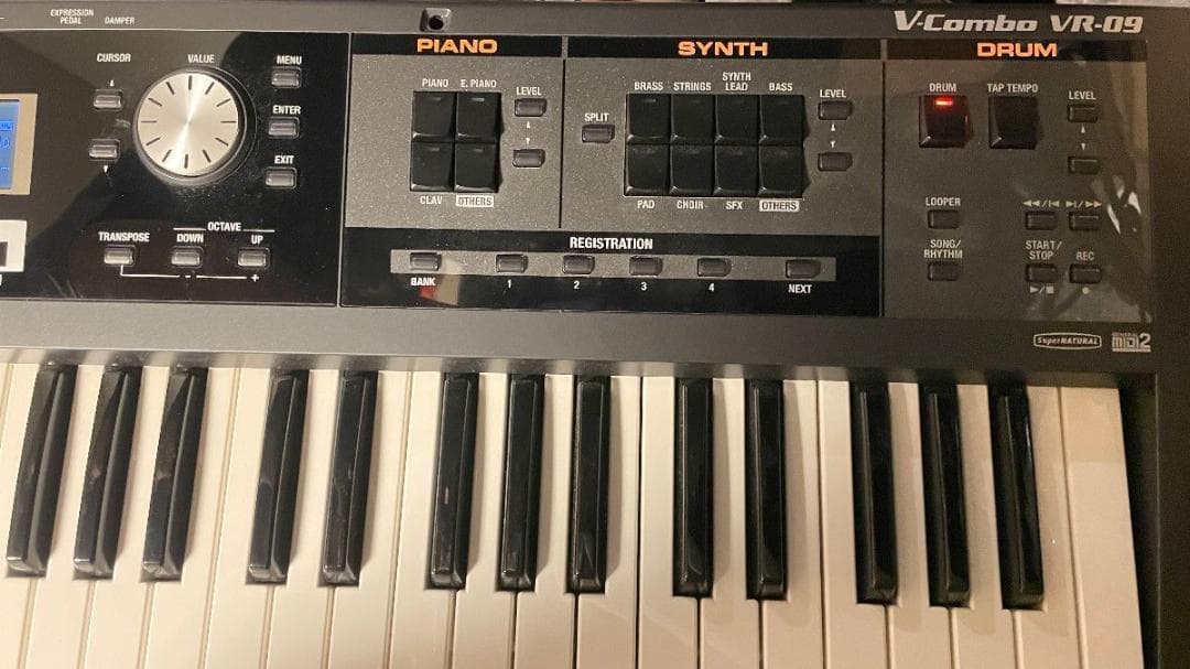 Analog Synthesizers Roland Vr-09 V-Combo 61