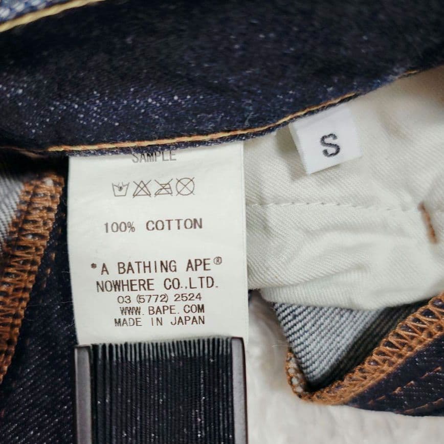 Een voorbeeld van een rechte jeans van Bathing Ape