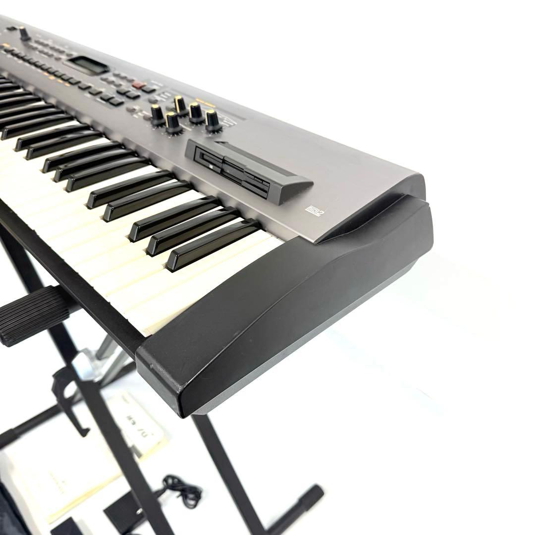 Analog Synthesizer Roland Rs-70