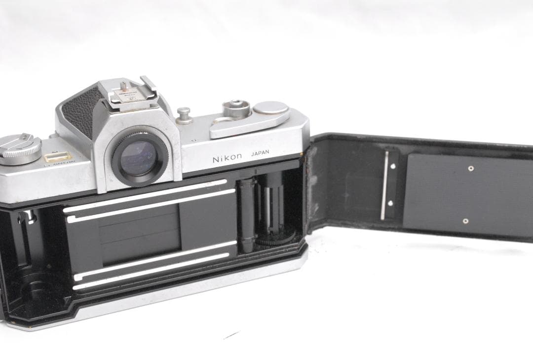 Nikomat Slr Camera (Film) /43-86Mm/80-200Mm