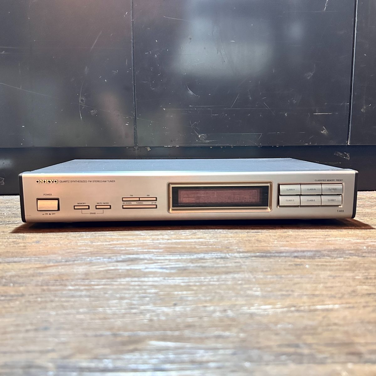 Onkyo Radio Tuner T-403 Quartz Synthesized Fm Stereo/Am Fm/Am Titanium Gold