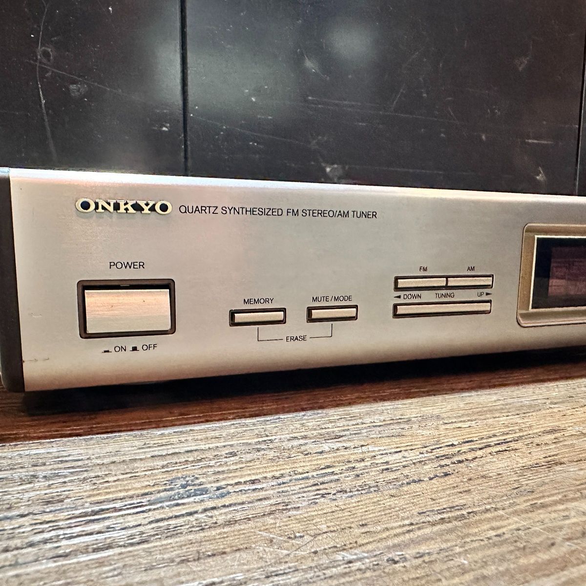 Onkyo Radio Tuner T-403 Quartz Synthesized Fm Stereo/Am Fm/Am Titanium Gold
