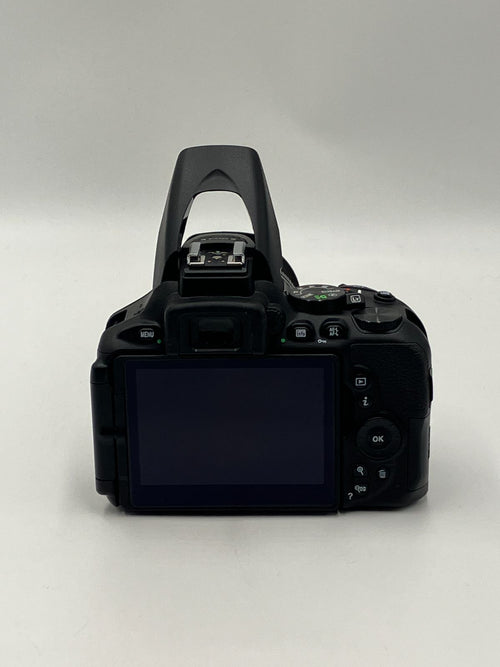 Digital Slr Nikon D5600 Af-P Dx Nikkor 18-55Mm F3.5-5.6G Vr