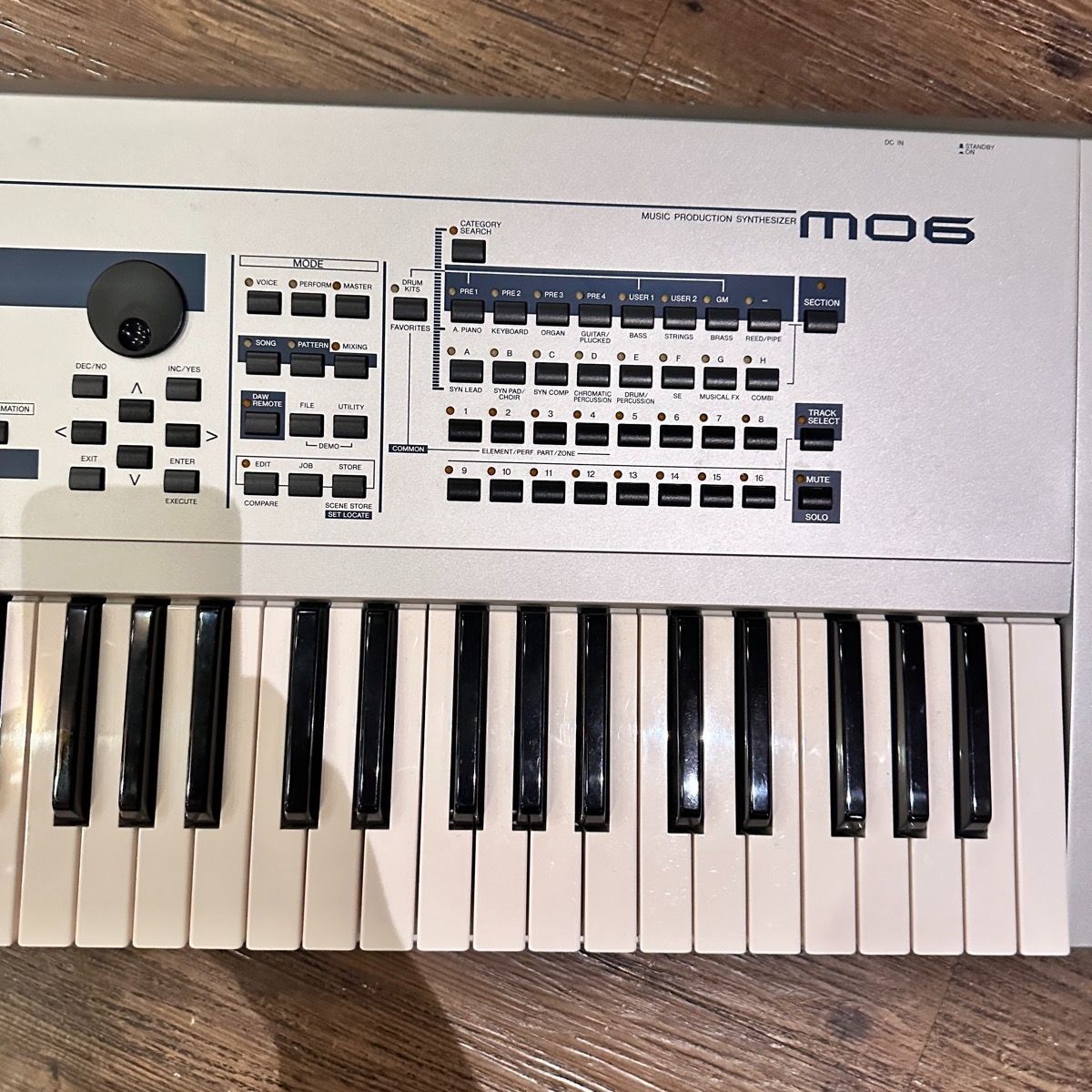 Yamaha Analog Synthesizer Mo6 Lc Motif Es
