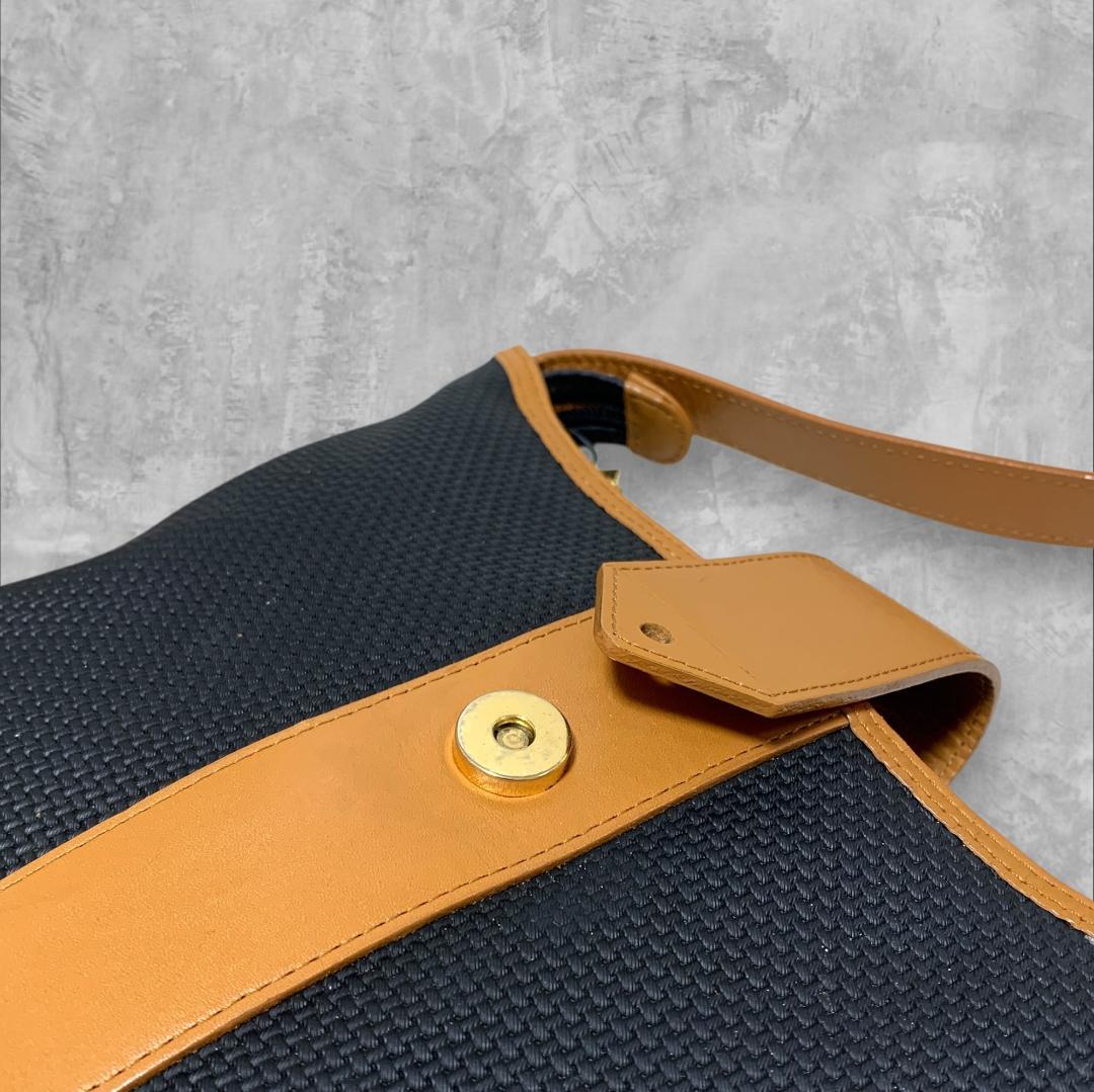 Yves Saint Laurent Shoulder Bags