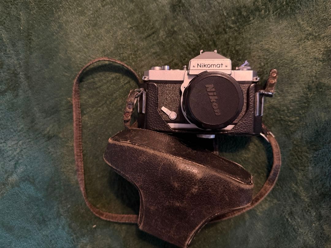 Nikon Slr Camera (Film) Nikkormat Nikkor F/2.8