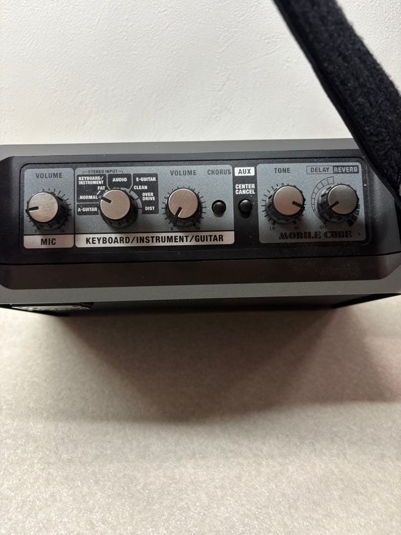 Roland Guitar Amplifiers B0102)Roland Mobile Cube