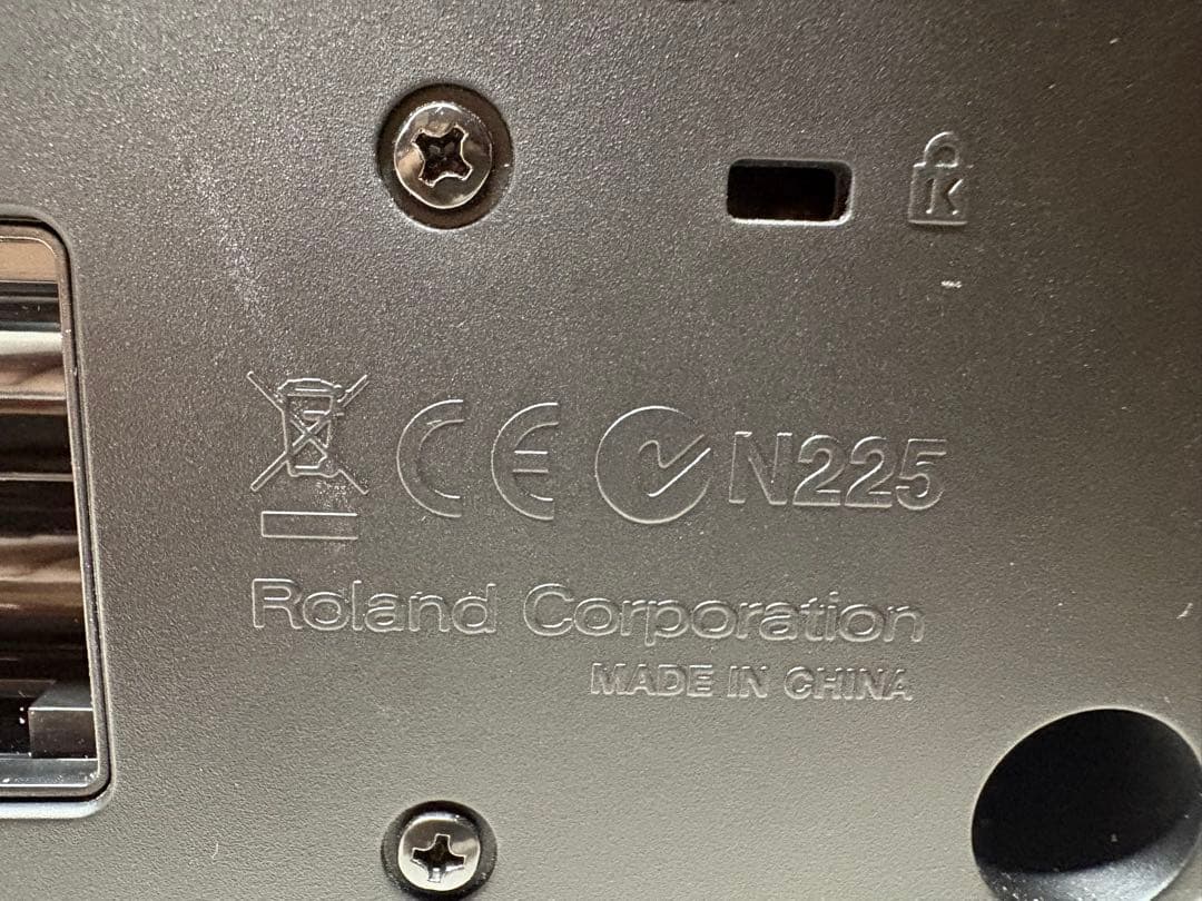 Roland Guitar Amplifiers B0102)Roland Mobile Cube
