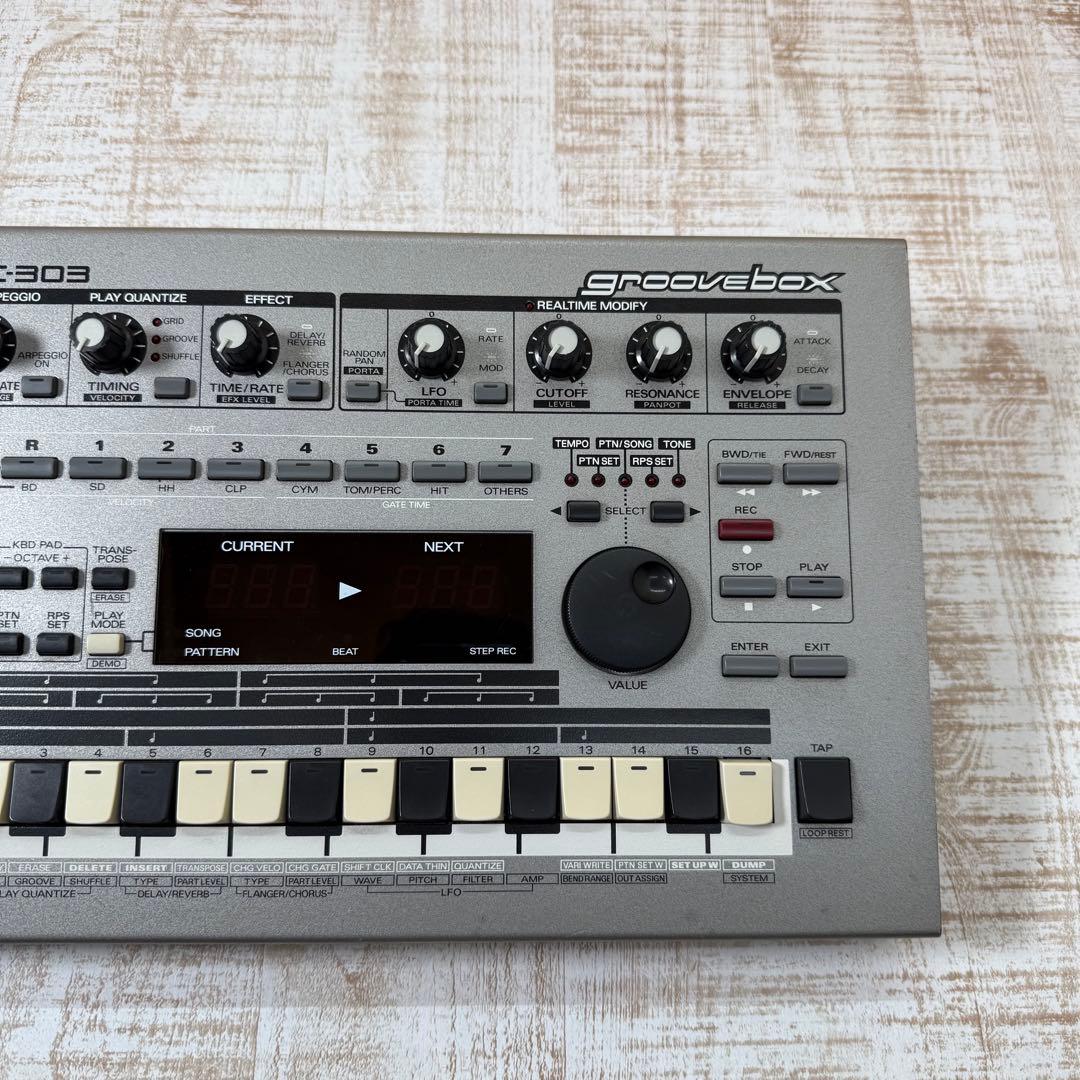 Roland Analog Synthesizer Mc-303 Groovebox