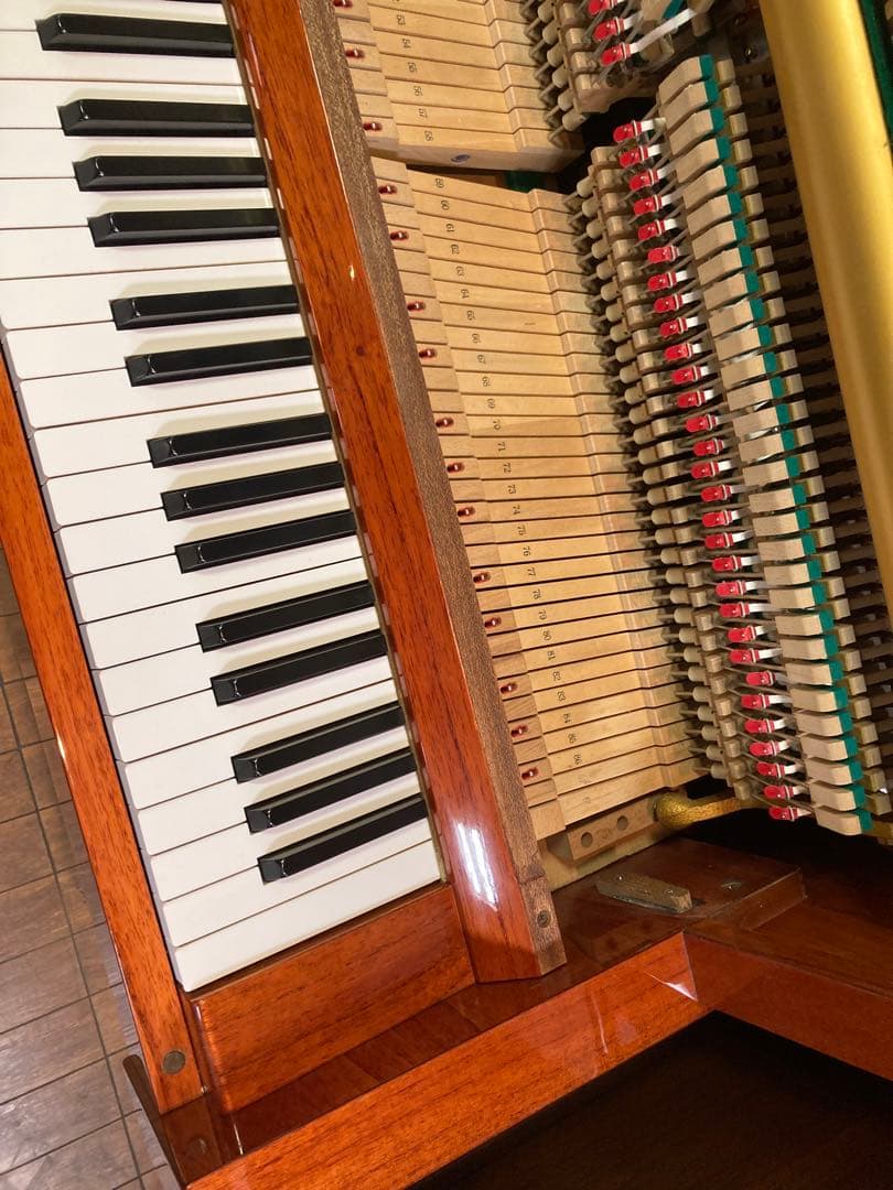 Yamaha Uplight Piano W104