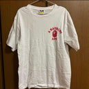 Un T à manches courtes de singe de bain