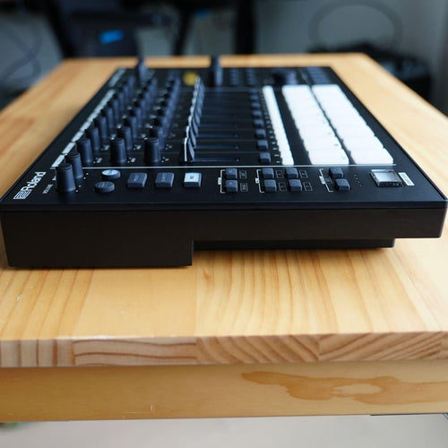 Roland Rhythm Machines Mc-707 Groovebox