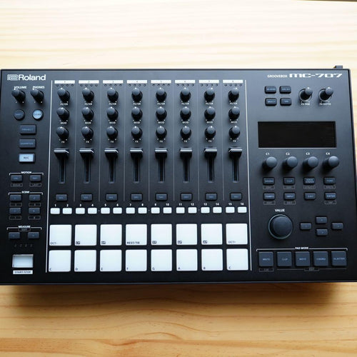 Roland Rhythm Machines Mc-707 Groovebox