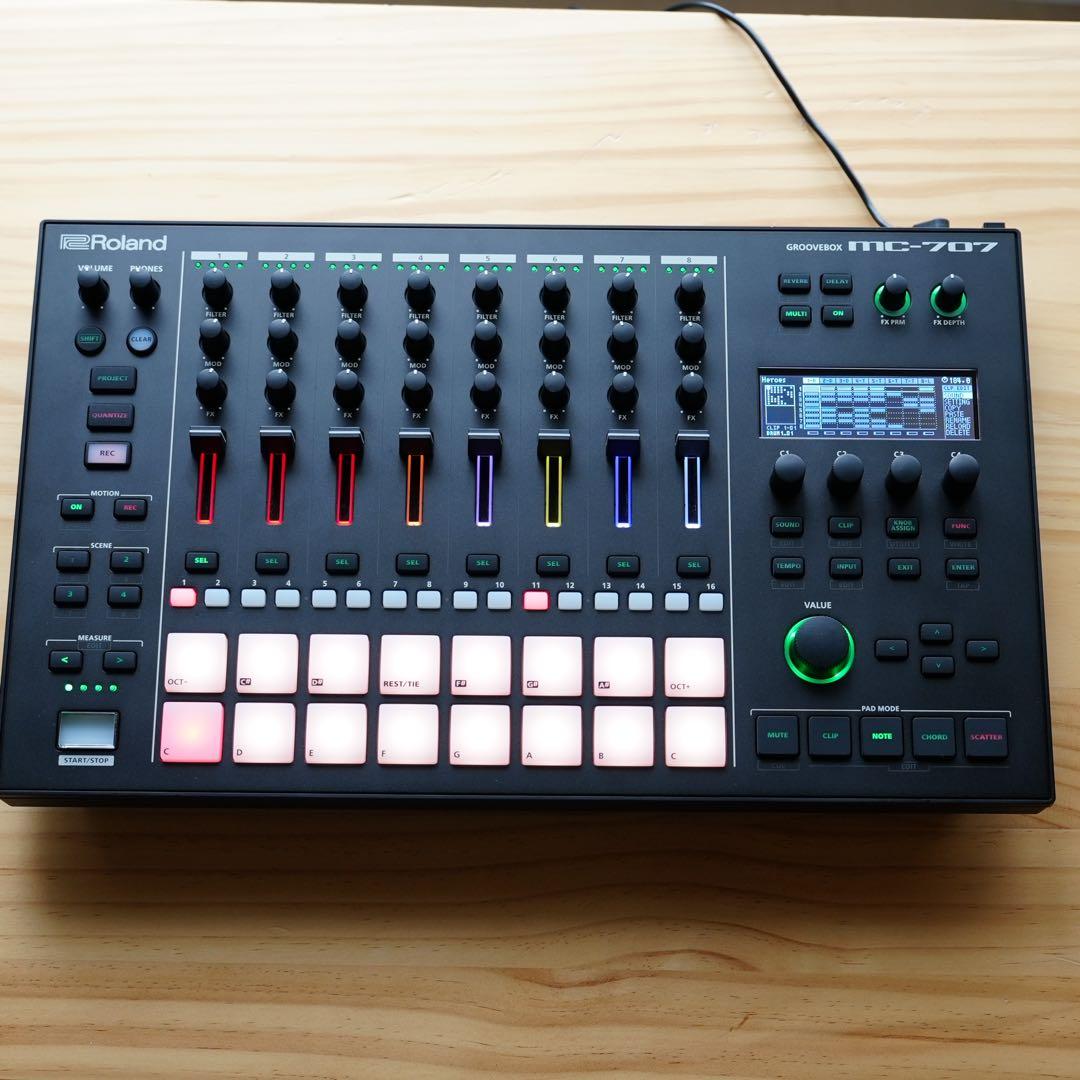 Roland Rhythm Machines Mc-707 Groovebox