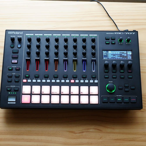 Roland Rhythm Machines Mc-707 Groovebox