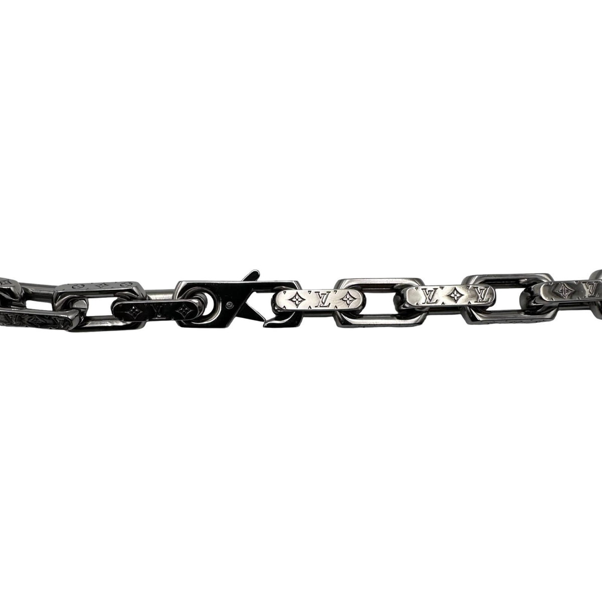 louis vuitton necklace rear view