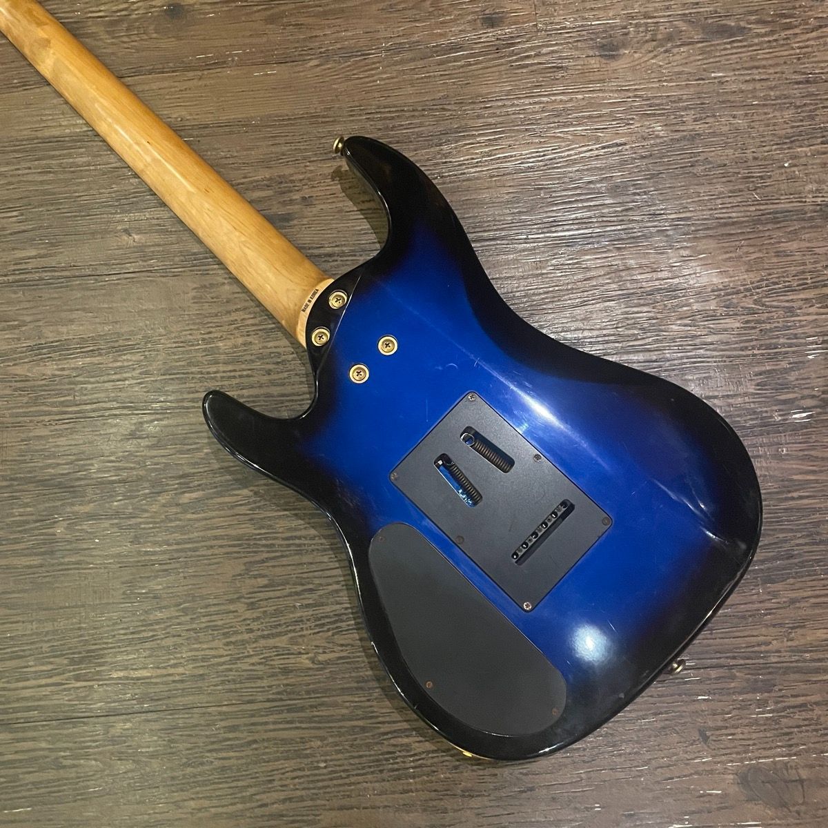aria electric guitar interior details