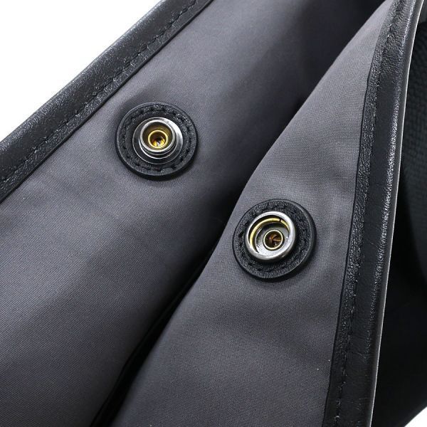 hunting world tote bag markings and labels