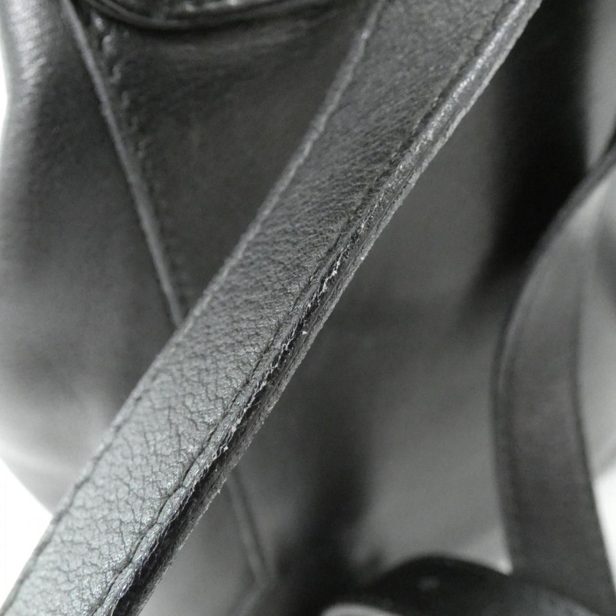 gucci black tote bag functional details