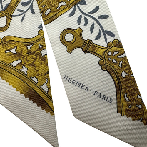 hermes scarf side view