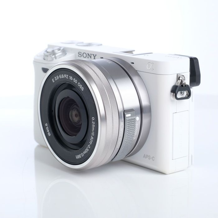 Sony ILCE-6000L Lens