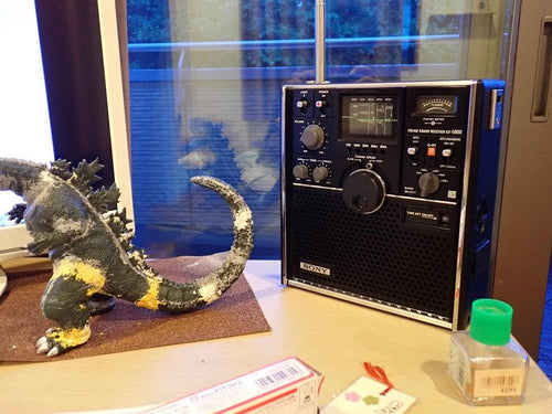 sony icf-5800 radio side view