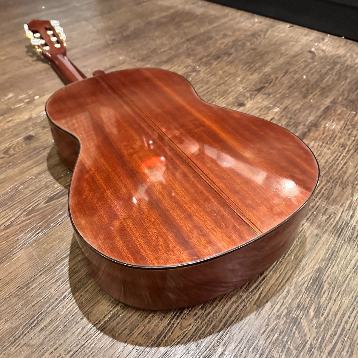 yamaha cg-130a acoustic guitar interior details
