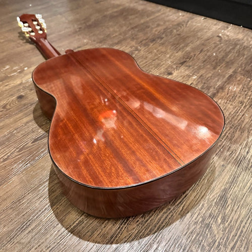yamaha cg-130a acoustic guitar interior details