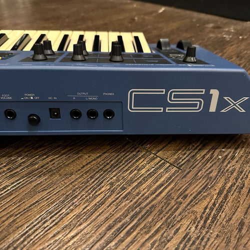 yamaha cs1x keyboards & synth interior details