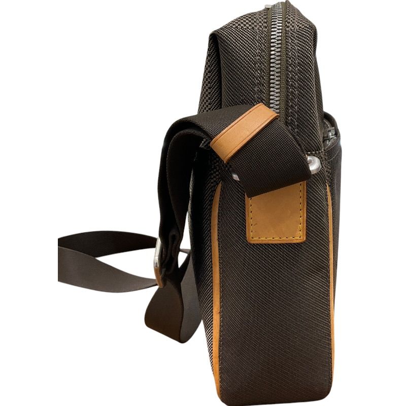 louis vuitton m93040 shoulder bag front view