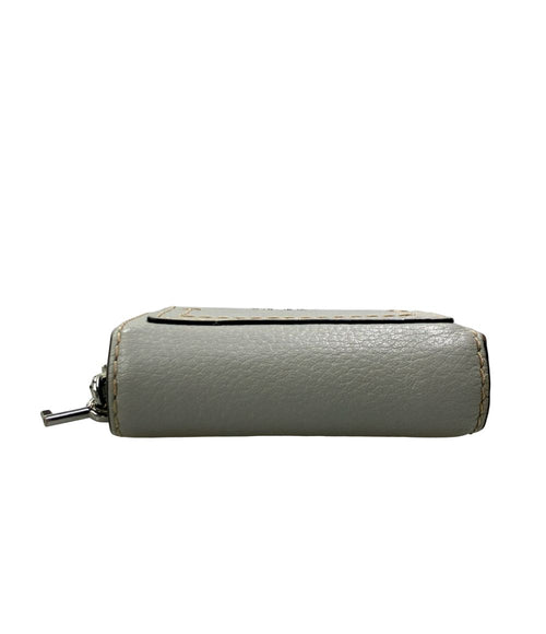 marc jacobs beige wallet side view