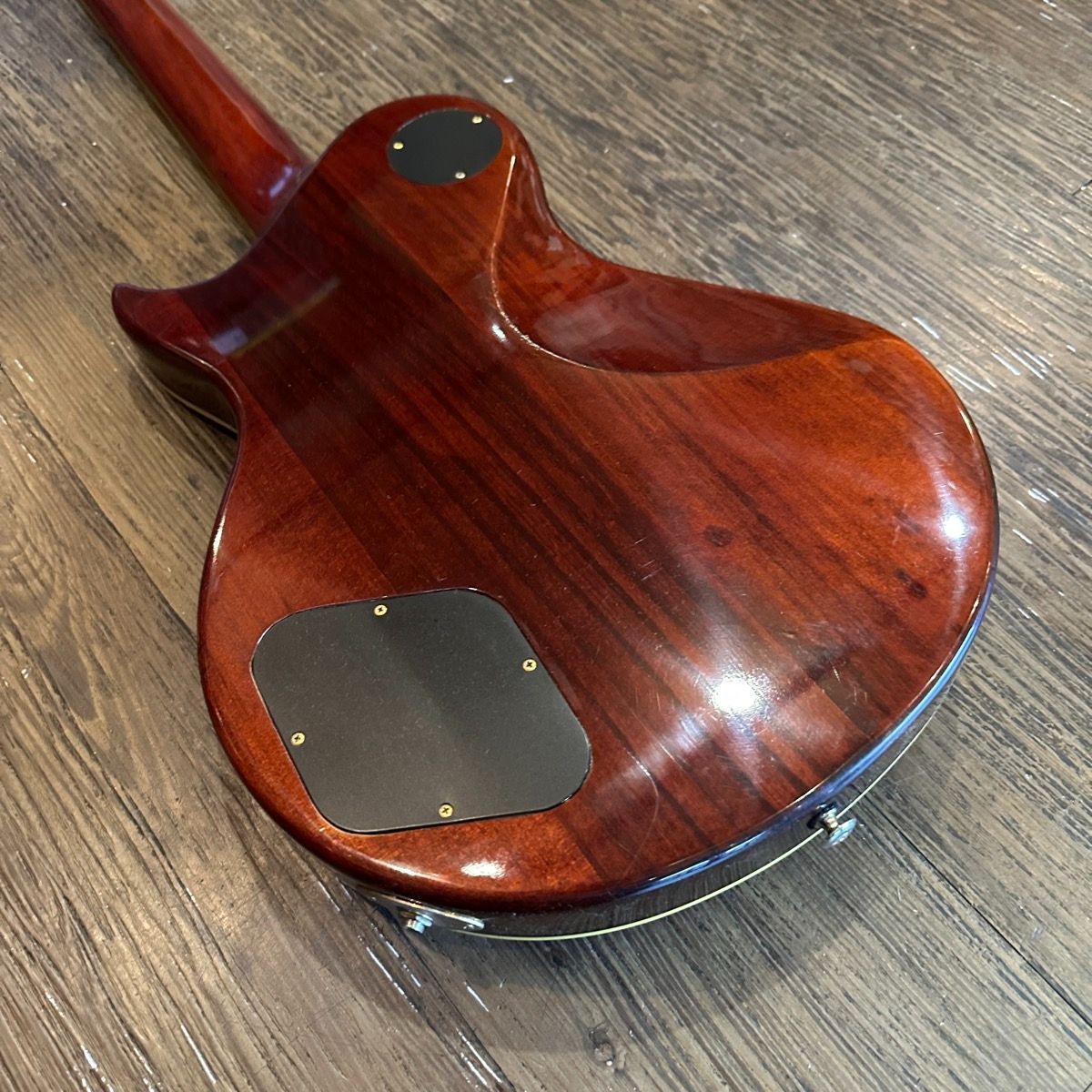 aria electric guitar interior details