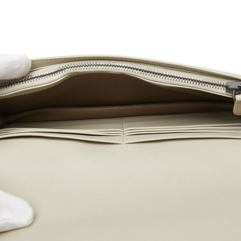 bottega veneta beige wallet interior details