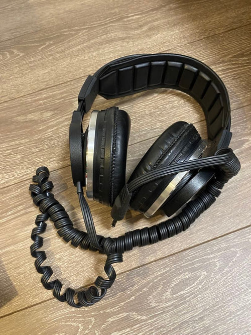 akg k340 headphones front view