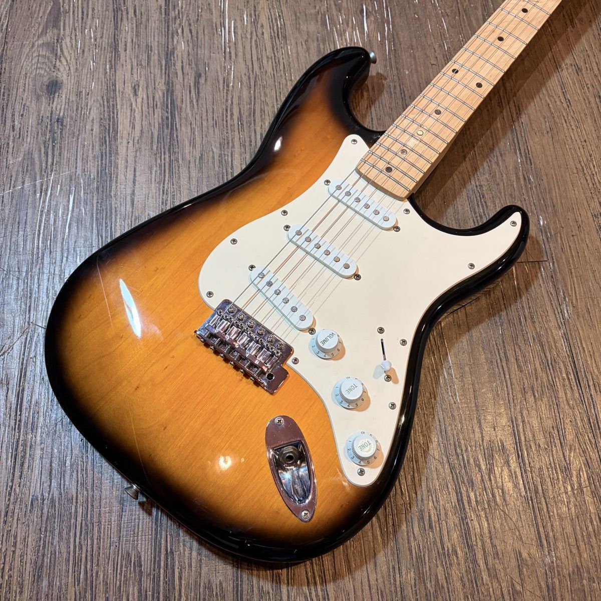 squier electric guitar side view