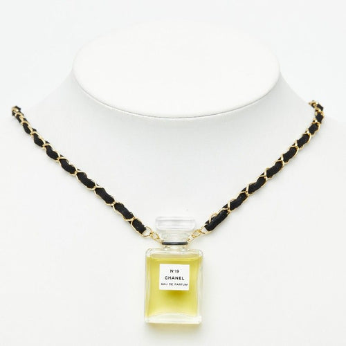 chanel no.19 necklace interior details