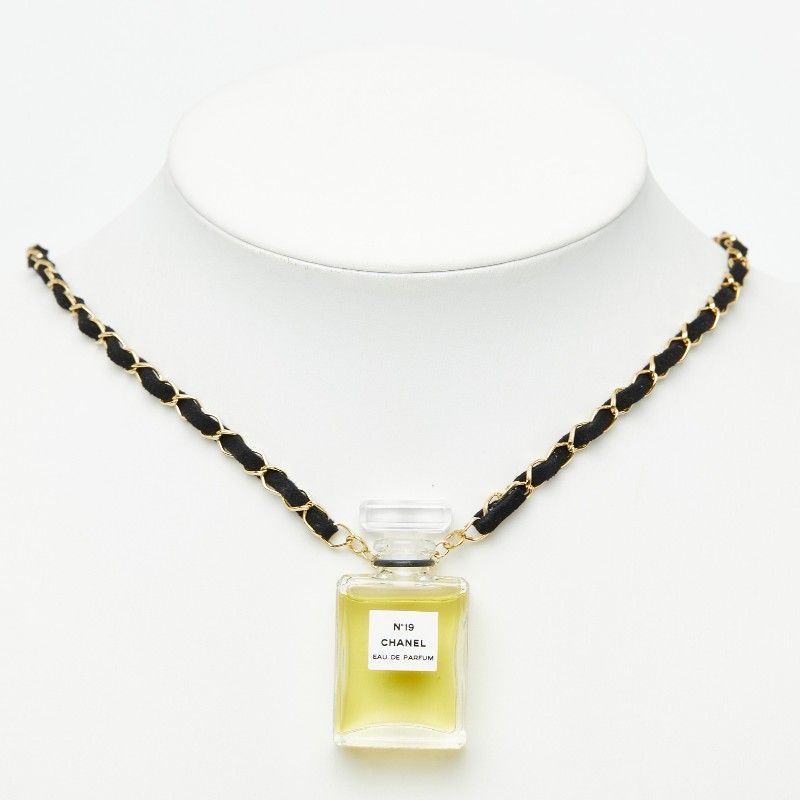 chanel no.19 necklace interior details