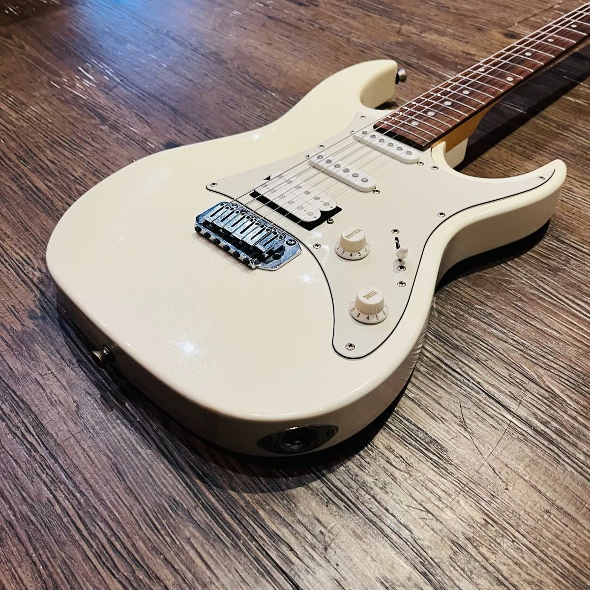 ibanez grx40 white electric guitar side view