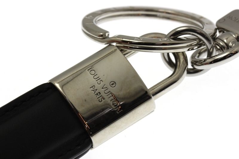 louis vuitton m00745 keychain accessories included
