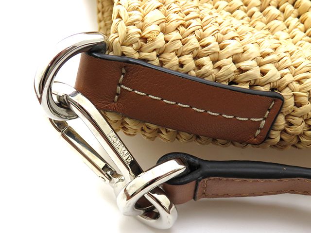 loewe 329.07.v81 beige shoulder bag functional details