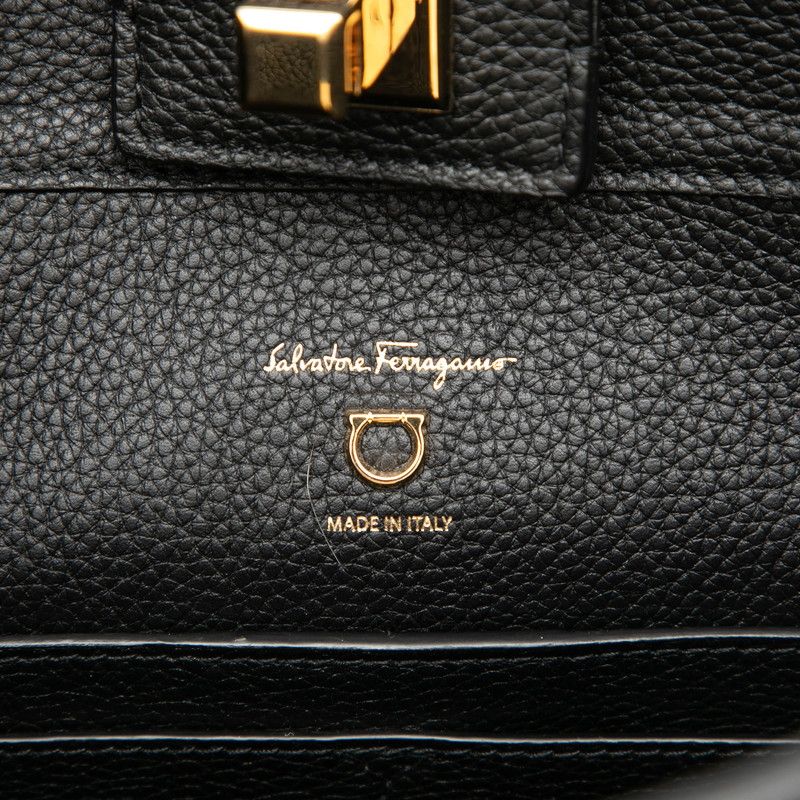 salvatore ferragamo ez-21-2892 shoulder bag accessories included