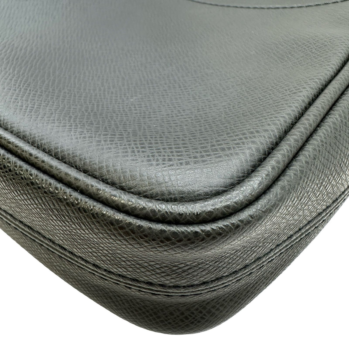 louis vuitton m32462 shoulder bag interior details