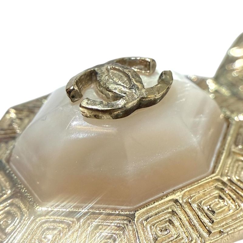 chanel brooch functional details