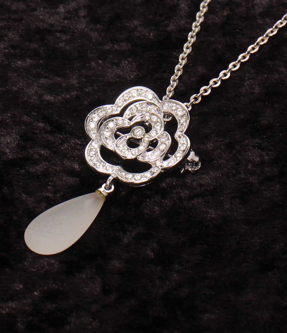 aquascutum necklace side view
