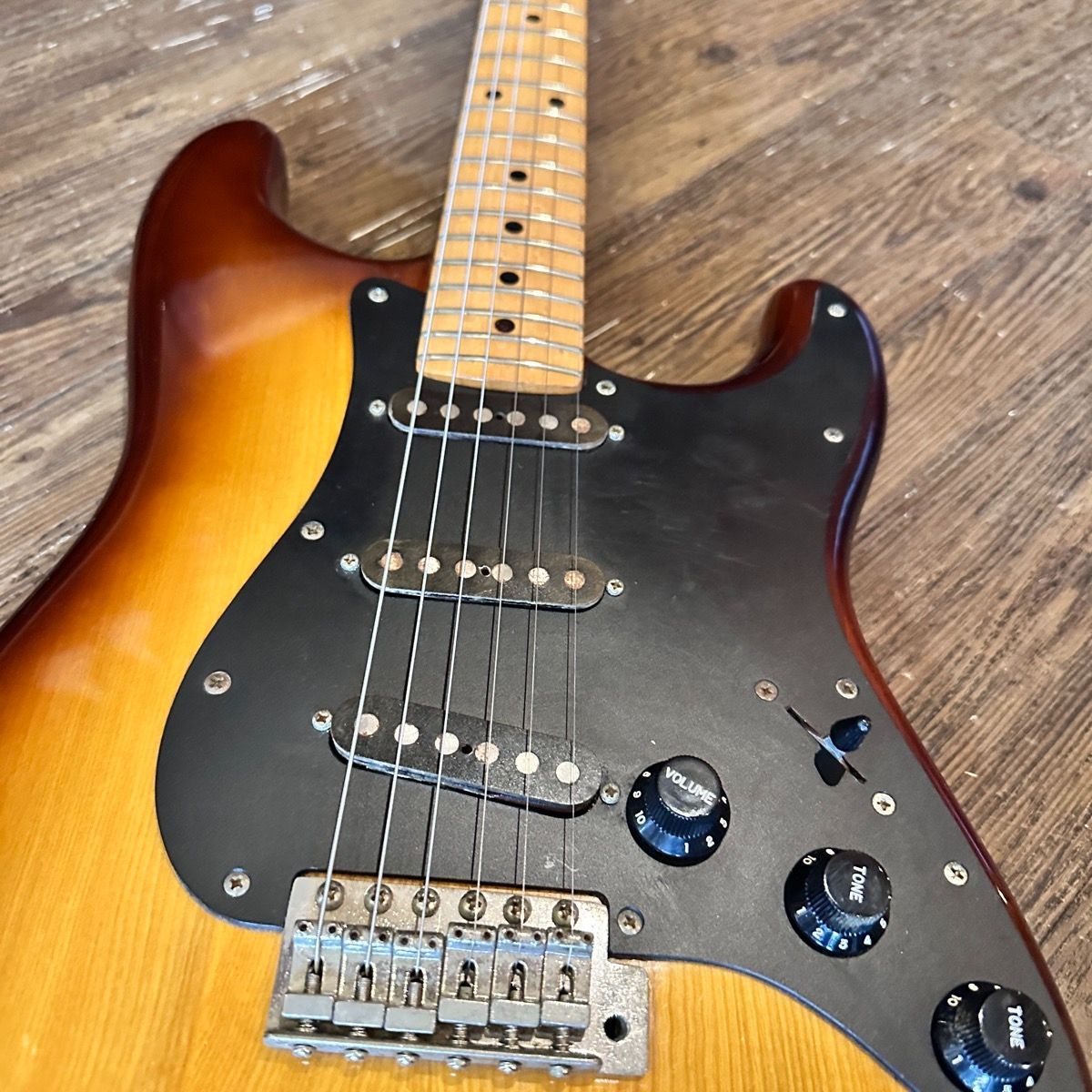 fernandes fst-60 electric guitar side view