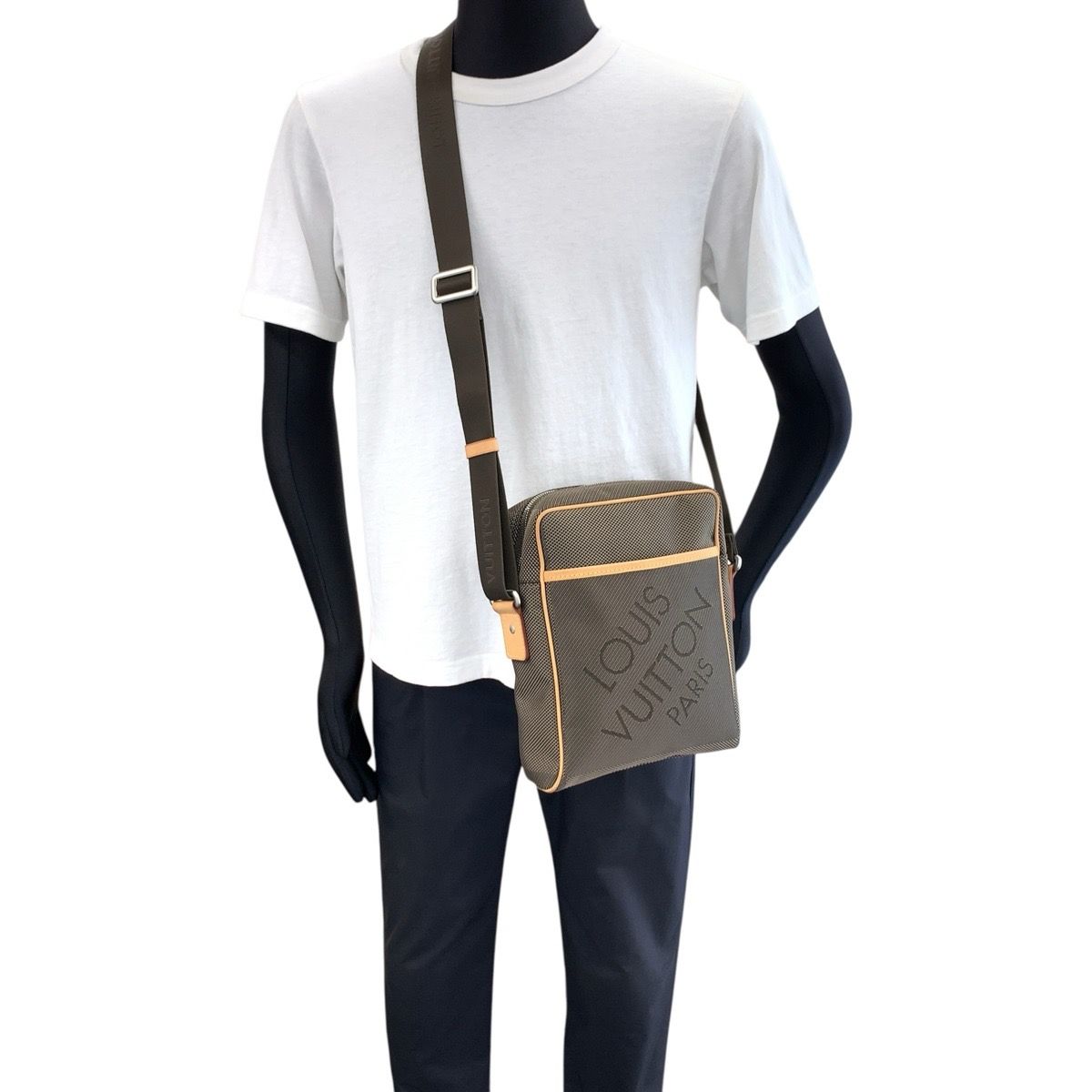 louis vuitton m93040 shoulder bag interior details