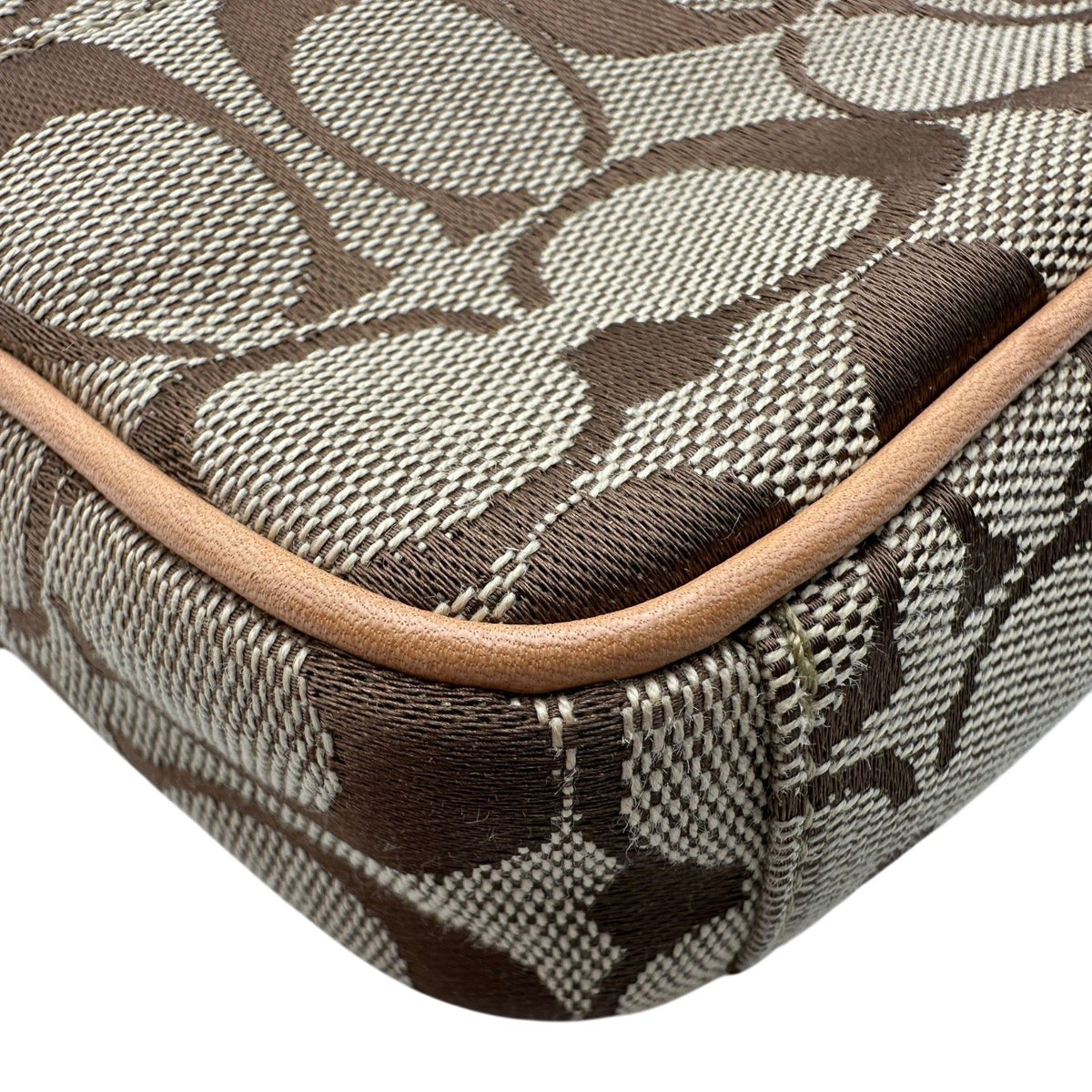 coach beige shoulder bag functional details
