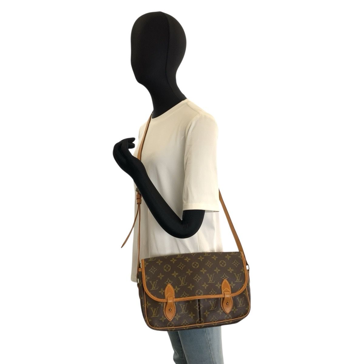 louis vuitton m42247 shoulder bag interior details